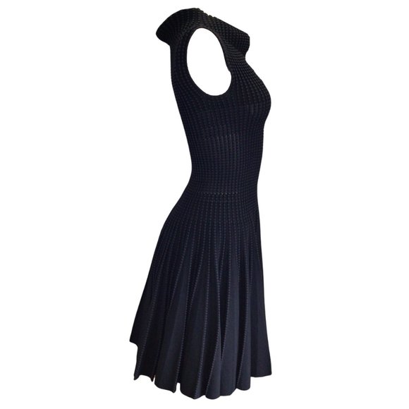 ALAIA BLACK PLEATED AND FLARED VISCOSE KNIT DRESS - Picture 2 of 4